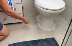 Colocar sal grosso ao redor do vaso sanitário: para que serve e por que é recomendado