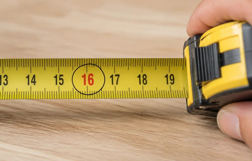 Poucas pessoas sabem: para que servem os números vermelhos na fita métrica e qual a diferença para os números pretos