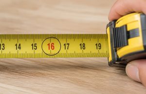 Poucas pessoas sabem: para que servem os números vermelhos na fita métrica e qual a diferença para os números pretos