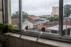 colocar uma colher no meio da janela