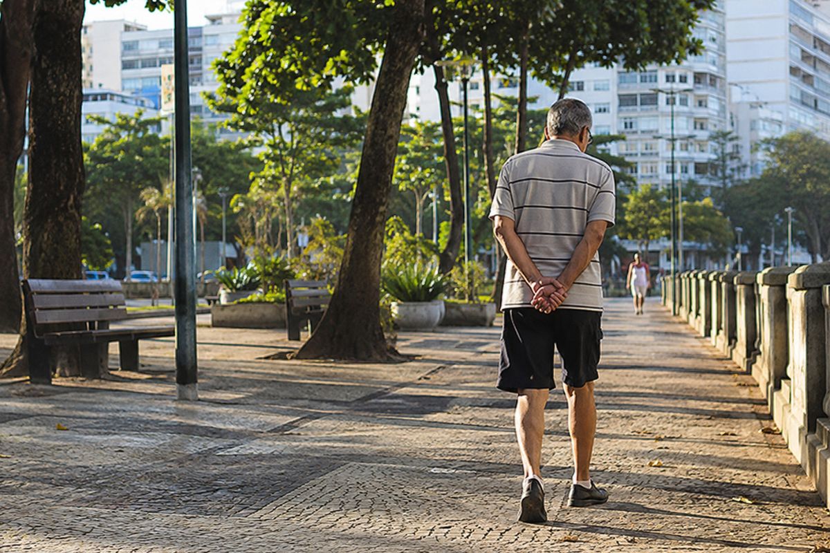 caminhar com as mãos atrás das costas