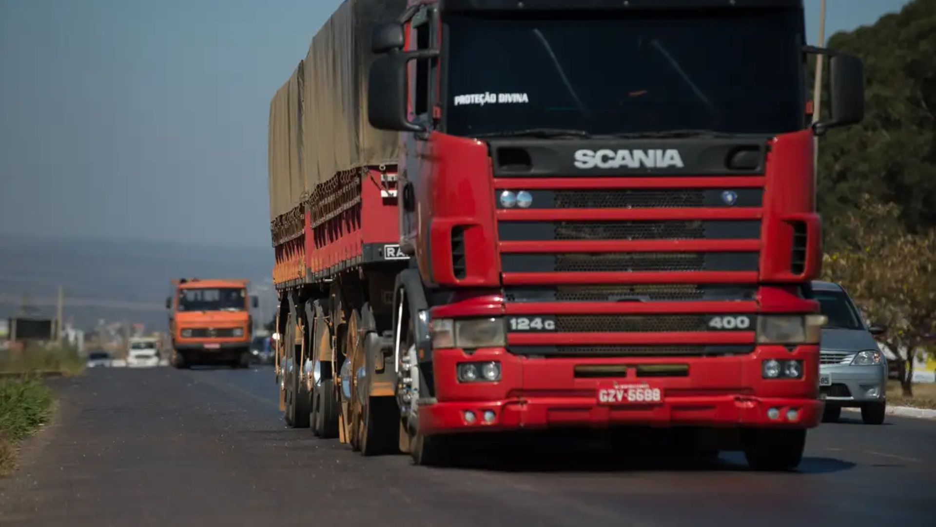 Caminhão em rodovia. pai, motorista