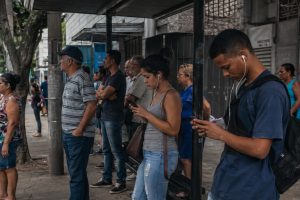 ouvindo música no ponto de ônibus