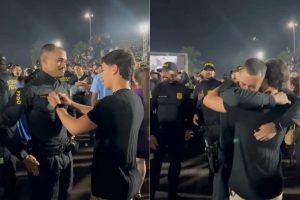 Jovem emociona ao trocar identificação de “aluno” pela de “policial penal” no uniforme do irmão recém-formado