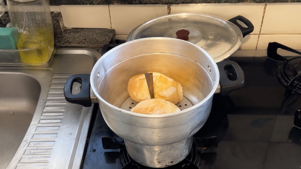 pão amanhecido na cuscuzeira