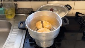 pão amanhecido na cuscuzeira