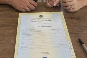 Pais registrando um bebê