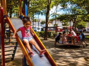 criança brincando sozinha