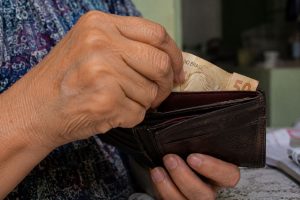 Governo faz comunicado para idosos com 60 anos ou mais sobre direitos, benefícios e isenções que podem aliviar o bolso em 2026