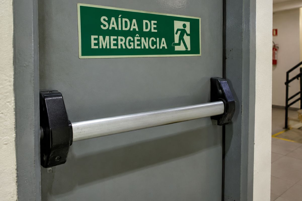 Poucos sabem: por que as portas de emergência têm uma barra horizontal em vez de maçaneta