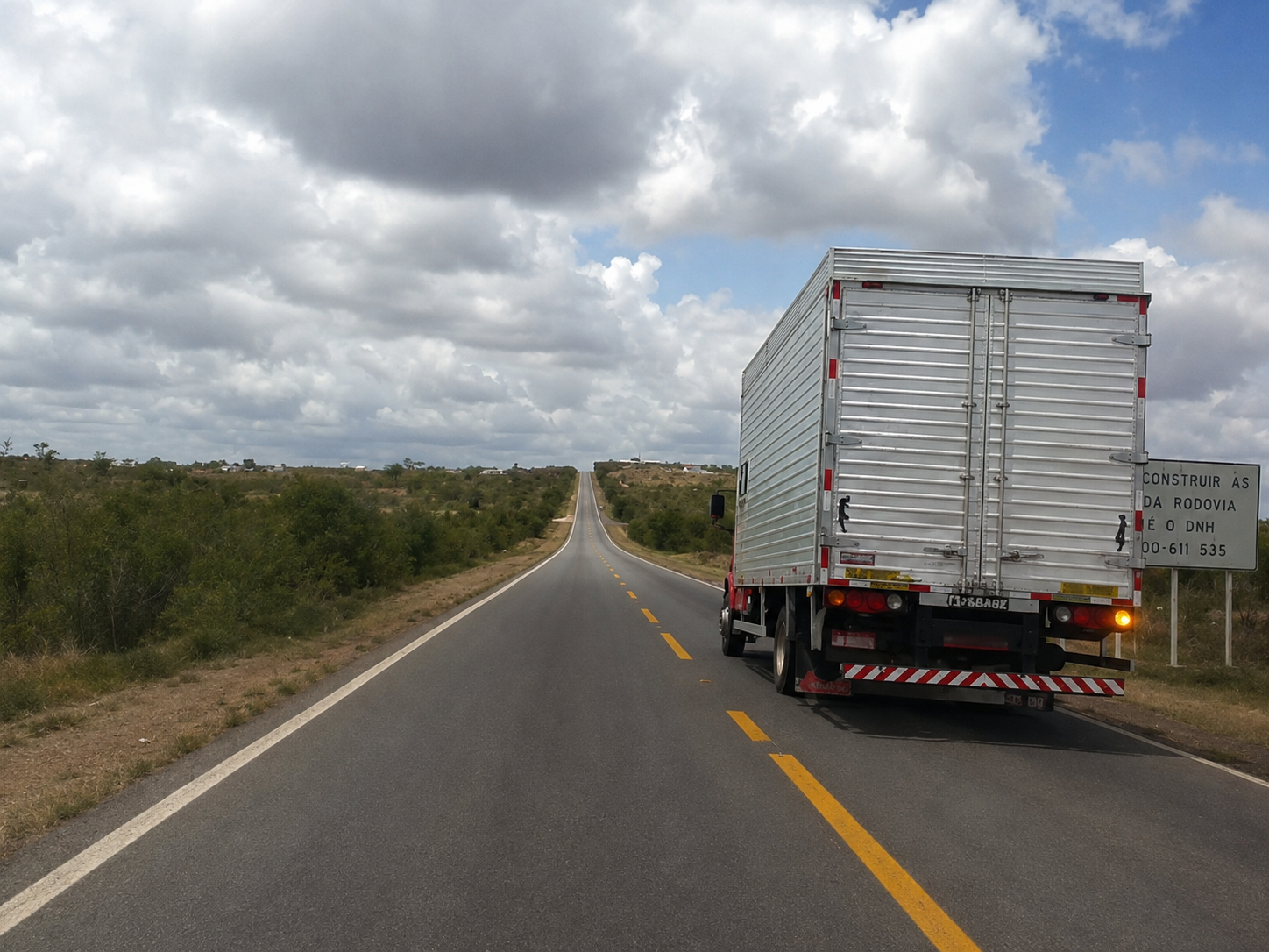 Caminhão / Seta / Rodovia