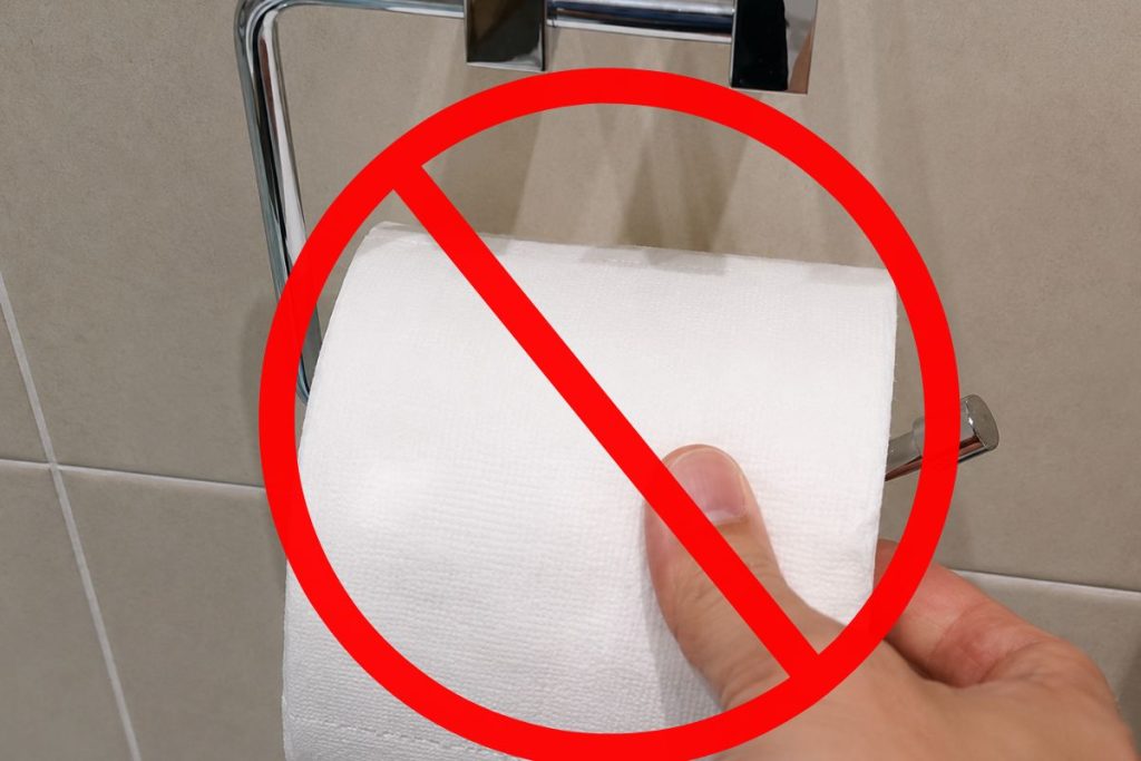papel higiênico no banheiro