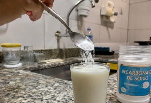 leite misturado com bicarbonato de sódio