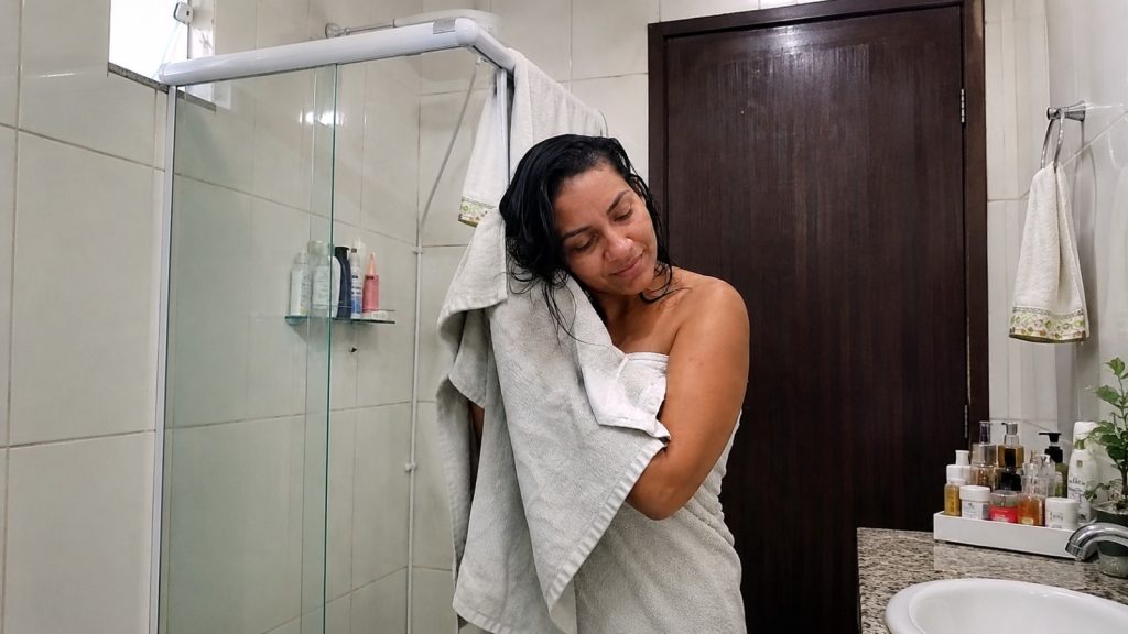 secando o cabelo com toalha depois do banho