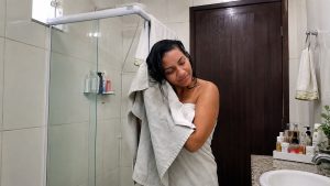 secando o cabelo com toalha depois do banho