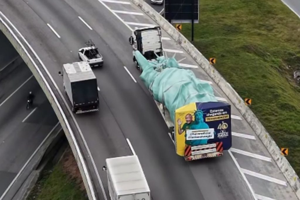 estátua da liberdade sendo transportada