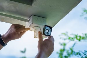 câmera de segurança instalada no alto de um muro