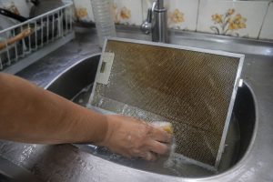 Adeus, coifa engordurada: mistura simples com água quente ajuda a limpar o filtro e recuperar a sucção