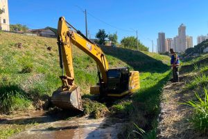 Prefeitura de Goiânia faz força-tarefa de limpeza do Córrego Botafogo; Marginal tem faixa interditada