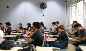 Candidatos realizando prova de concurso público. (Agência Brasil)