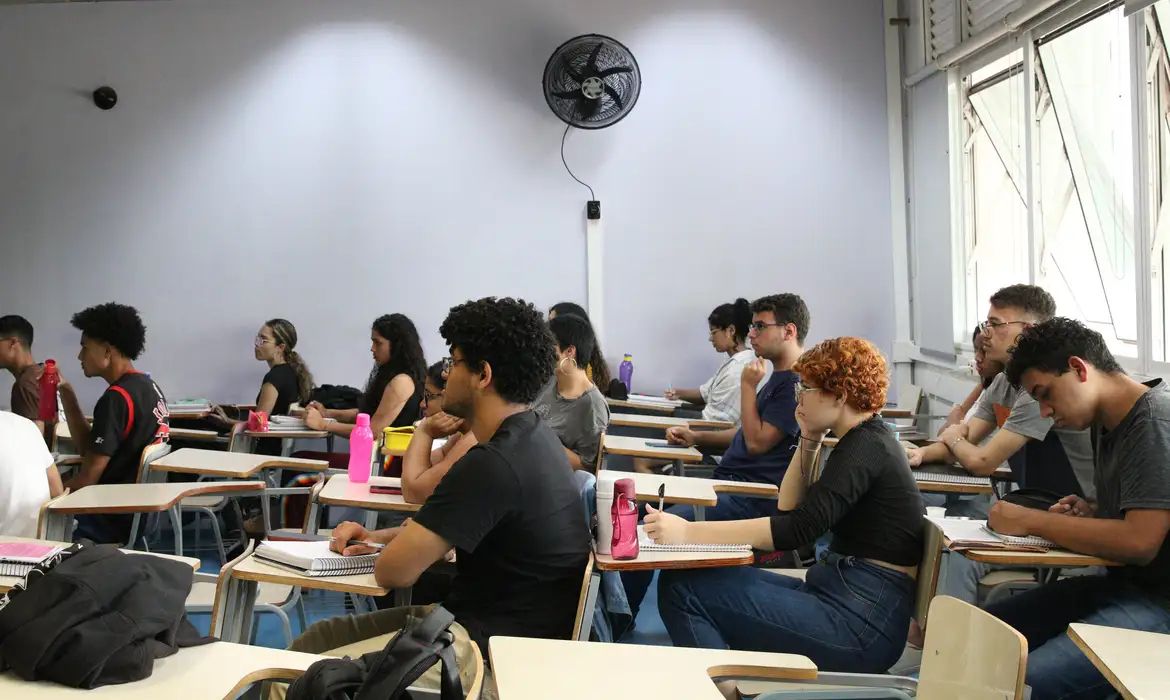 Candidatos realizando prova de concurso público. (Agência Brasil)
