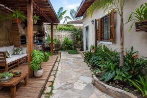 Adeus, quintal cheio de plantas: nova tendência combina pedra, madeira e verde e vira febre nas casas de luxo em 2026, segundo arquitetos