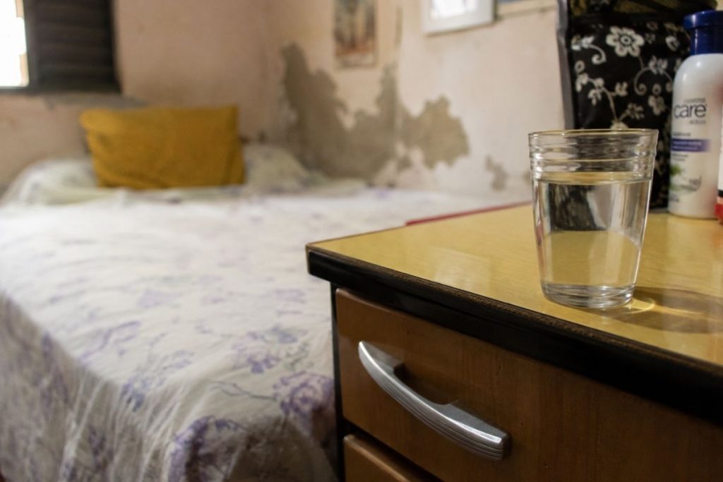 A psicologia afirma que pessoas que mantêm um copo de água ao lado da cama, do qual nunca bebem, costumam ter um traço específico de personalidade