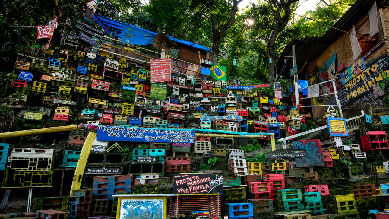 Latinhas / Irmão / favela / miniatura / tijolos reaproveitados / Trajetórias Cirlan