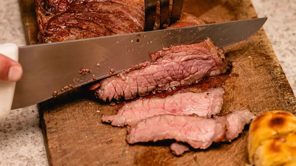 cortar carne contra a fibra