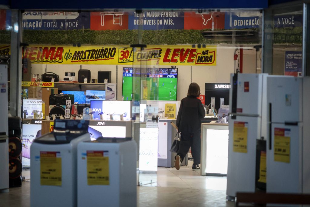 Na contramão do mercado, comércio varejista elimina 46 mil vagas em 2026