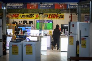 Na contramão do mercado, comércio varejista elimina 46 mil vagas em 2026