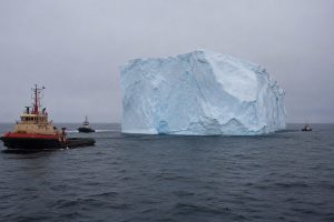 Navios rebocando iceberg gigante em projeto idealizado na década de 1970