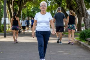 Pessoa com mais de 60 anos fazendo caminhada ao ar livre