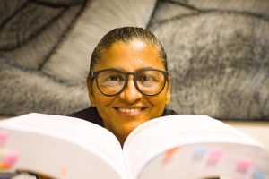 Cosma Mendes segurando um livro após conquistar a aprovação na OAB aos 46 anos