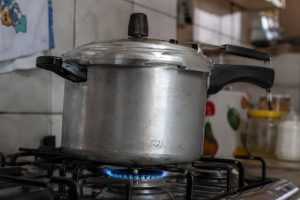 Fogo alto ou baixo: o erro que quase todo mundo comete na hora de cozinhar e que faz gastar mais gás