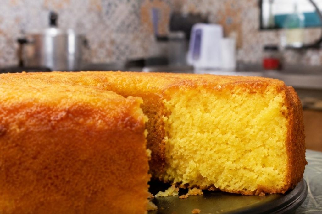 Não é farinha de trigo, nem mais ovos: o ingrediente que confeiteiros usam para deixar o bolo de fubá fofinho e úmido