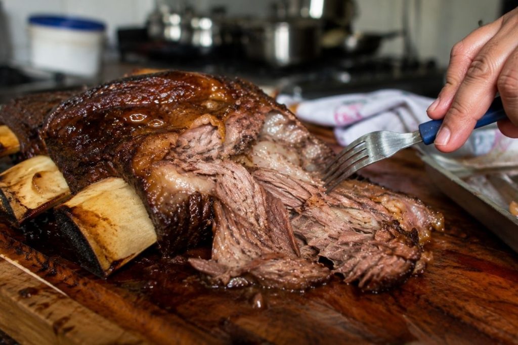 Não é na panela de pressão: receita de costela assada lentamente no forno deixa a carne desmanchando e é ideal pro almoço de domingo