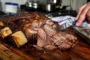 Não é na panela de pressão: receita de costela assada lentamente no forno deixa a carne desmanchando e é ideal pro almoço de domingo