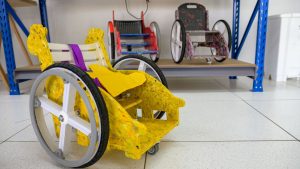 Laboratório da UFG produz tecnologias assistivas, como cadeiras de rodas adaptadas para crianças.