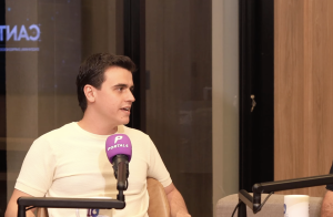 Divino Júnior durante entrevista no podcast Canteiro 6, do Portal 6.