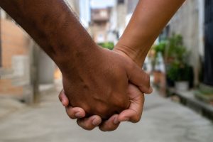 casal dando as mãos, de mãos dadas