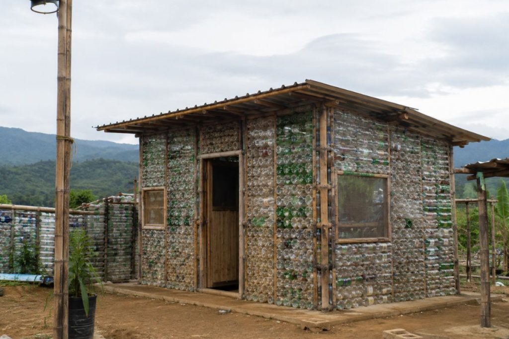 casa feita com plástico reciclável