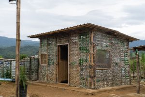 casa feita com plástico reciclável