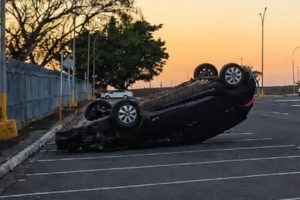Carro capotado em Carrefour de Goiânia