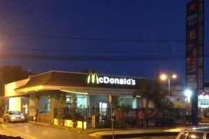 Unidade do McDonald’s onde ocorreu a confusão entre os entregadores durante a madrugada deste domingo (23), em Anápolis. (Foto: Reprodução/Google Maps)