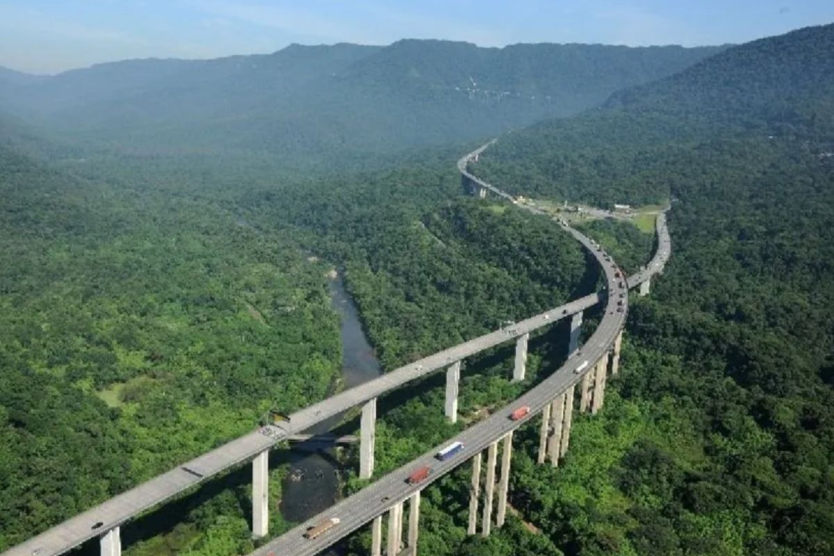 Rodovia dos Imigrantes atravessando a Mata Atlântica na Serra do Mar