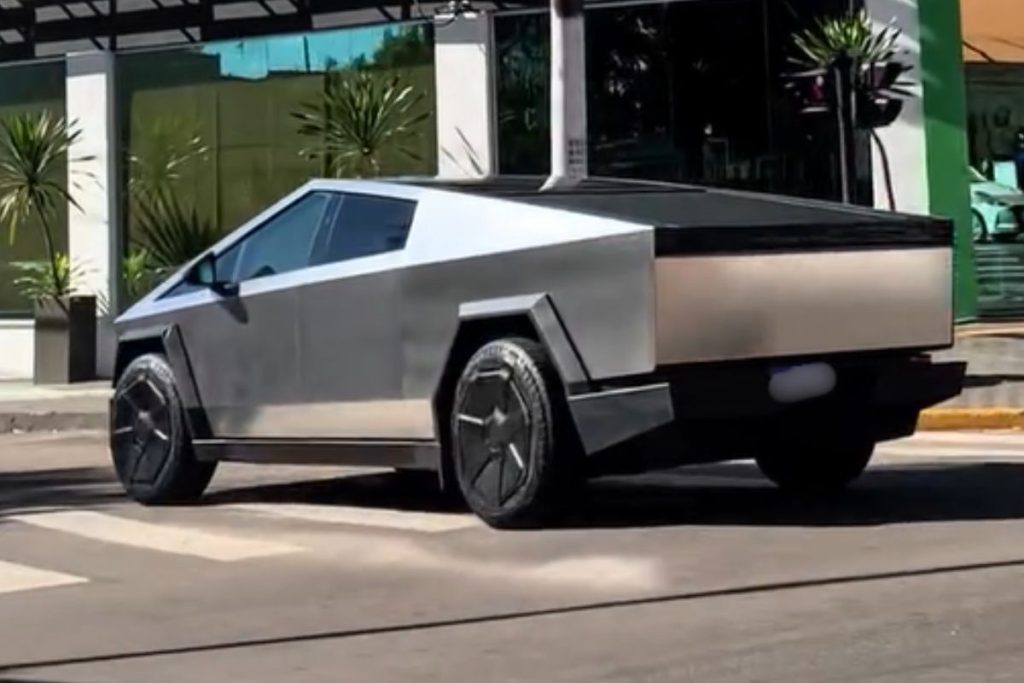 Tesla Cybertruck pelas ruas de Anápolis