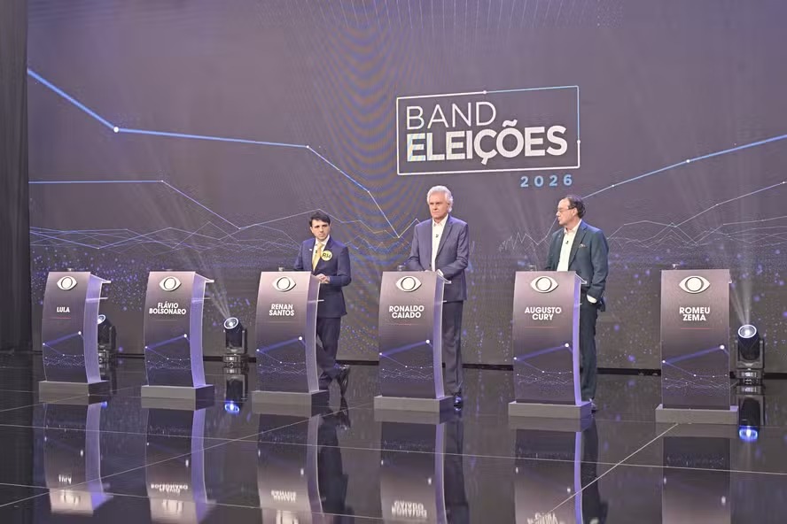 Sem Lula e Flávio Bolsonaro, primeiro debate presidencial é marcado por críticas aos ausentes