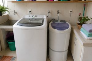 Máquina de lavar e tanquinho em uma lavanderia doméstica
