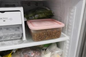 Potes tampados com feijão cozido armazenados dentro da geladeira
